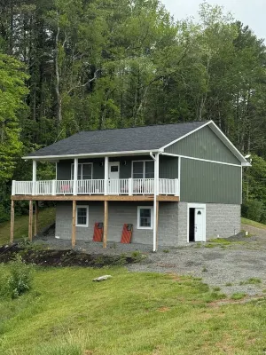 RiverView Cabin 2 Bedroom/1 Bath, Deck w/Hot Tub & Beautiful View/Fire Pit/Grill