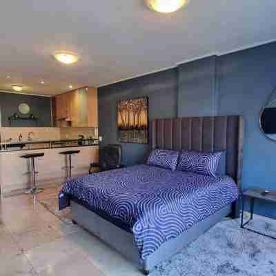 Tranquil Executive Apartment with Lake Views in Cape Town Rooms