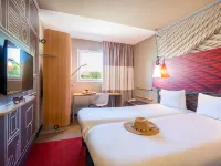 Ibis Bordeaux Centre Bastide Hotels near Bastide