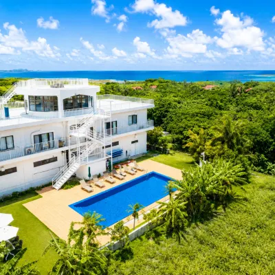 Resort In Ao no Dokutsu Отели рядом с достопримечательностью «Пляж Ёнехара»