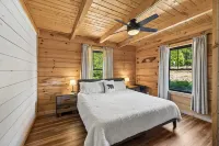 Beautiful mountain top cabin with the best 180º view in Tellico Plains!
