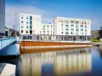 Aloft Milwaukee Downtown Hotels near Riverside Theater