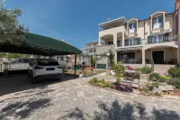 Apartments Ivan by the Sea