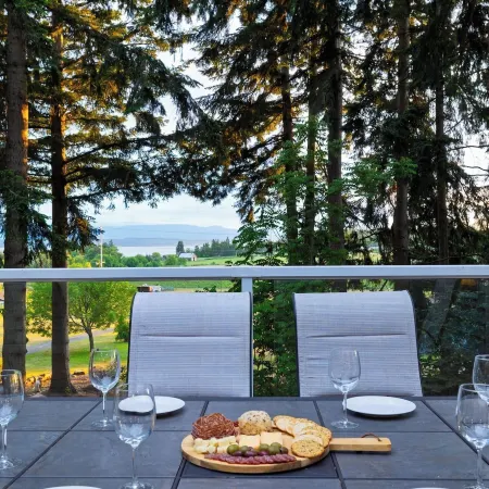 Cedar & Sound by Avantstay South Whidbey Retreat Water Views + Indoor Hot Tub + Fire Pit