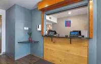 Motel 6 套房辛辛那提 沙倫維爾, OH - 停車場