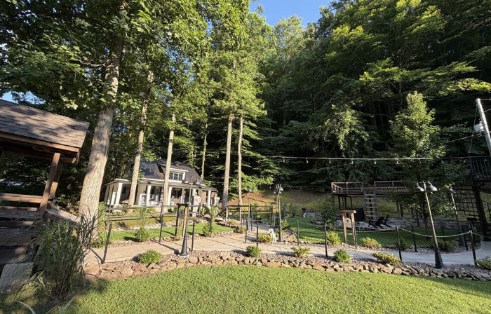 The Red Dog Cottage In The Woods w/ Hot Tub
