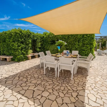 Villa Lisa with Huge Pool and Garden - Happy Rentals
