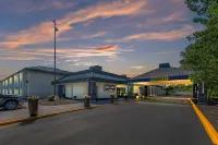 Red Lion Inn & Suites Kansas City - Pool