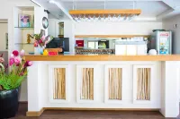 Little Polynesian Resort - bar