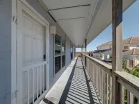 Waterfront Condo 1 Block to Beach Pool Access - WiFi