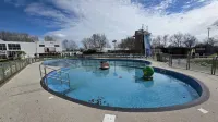 3BR Chestnut Grove Family Caravan WIFI, TV & Pool - Homestays