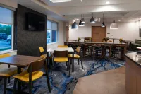 Fairfield Inn & Suites Beloit - parking