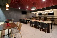 DoubleTree by Hilton St. Louis Airport - bar