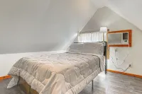 < 1 Mi to Main St: Quiet Home w/ Yard in Stockdale - 2-Star