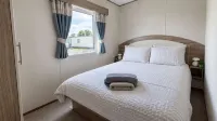 3BR Chestnut Grove Family Caravan WIFI, TV & Pool - Homestays