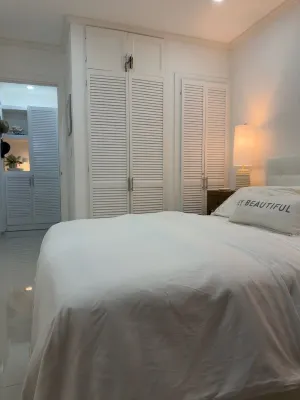 Elegant Poolside Apartment, Large Covered Terrace- Walk to Beach, West Coast - Apartments