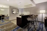 Embassy Suites by Hilton Charleston - bar