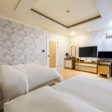 Daejeon Yongjeon Cinema Hotels near Daeheungdong Culture and Art Road