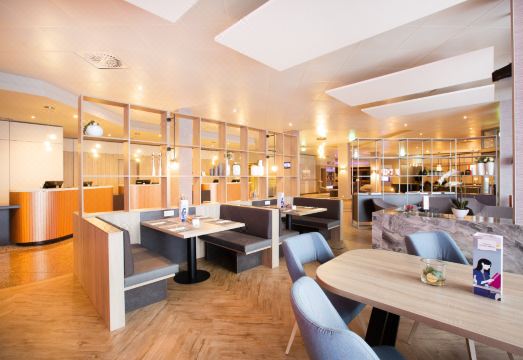 크라운 플라자 프랑크푸르트 콩그레스 호텔의 깔끔한 객실 내부