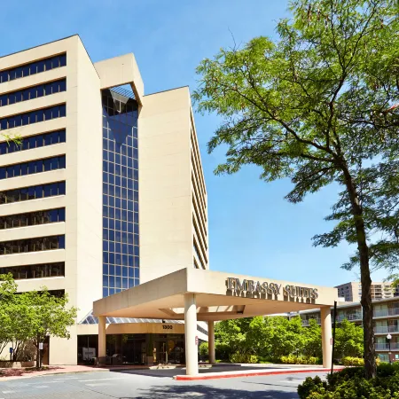 Embassy Suites by Hilton Crystal City National Airport Отели рядом с достопримечательностью «Арлингтон-хаус»