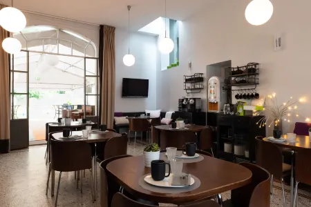 The Originals Boutique, Hôtel Victoria, Fontainebleau Отели рядом с достопримечательностью «Rousseau's House-cum-Studio (Maison-Atelier Theodore Rousseau)»