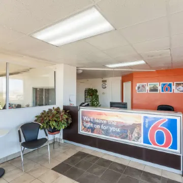 Motel 6 Fort Worth, TX - Stockyards Отели рядом с достопримечательностью «Fort Worth Herd Longhorn Cattle Drive»