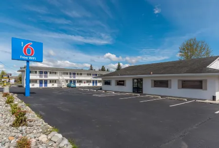 Motel 6 Burlington, WA Отели рядом с достопримечательностью «Роозенгаард»