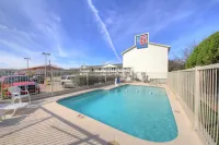 Motel 6 Kerrville, TX - Swimmingpools