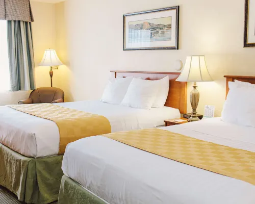 Lavissh Inn and Suites ワットコムのホテル