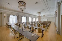 Hotel Fort des Moines, Curio Collection by Hilton Hotels in Polk County