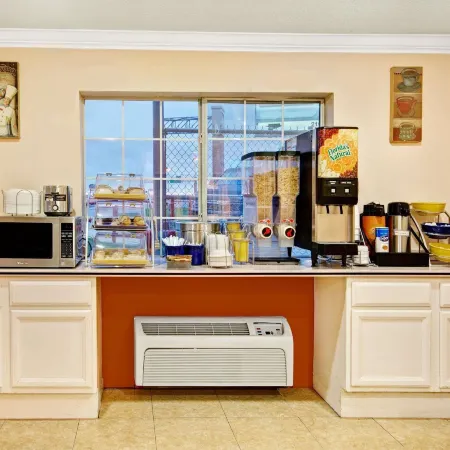 Days Inn by Wyndham San Antonio Airport Отели рядом с достопримечательностью «Художественный музей Макней»