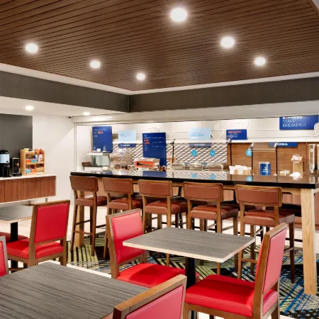 Holiday Inn Express & Suites MITCHELL by IHG