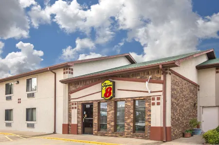 Super 8 by Wyndham Mountain Home Отели в г. Бакстер