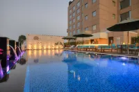Courtyard Surat - piscina