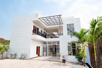 Four d'Home Hotel dekat Lapangan Krempan, Waru