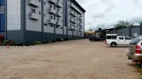 Nandas Hotel - parking