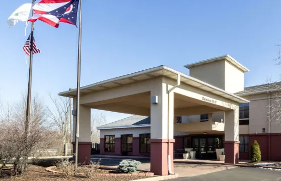 品質酒店及套房橡木村 - 克利夫蘭南