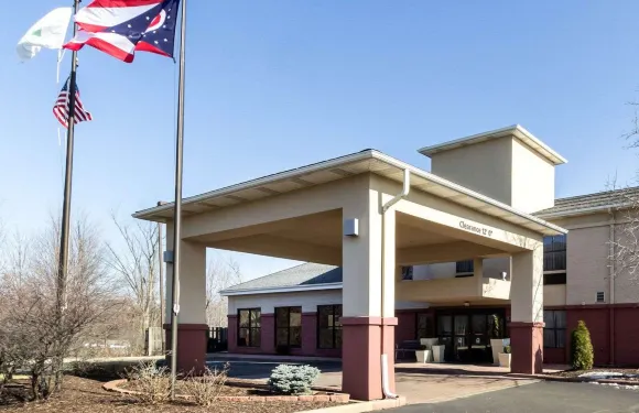 品質酒店及套房橡木村 - 克利夫蘭南