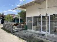 Recharge Cafe & Garasi Homestay Hotels in Ngampilan
