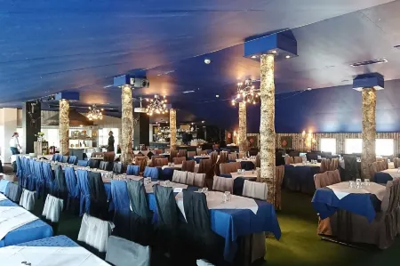 Hotel Hullu Poro Отели рядом с достопримечательностью «Snow Village»