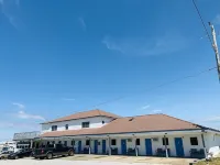 Sand Dollar Motel - parking