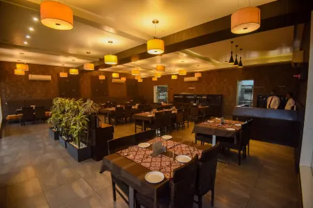 Hotel the Grand Daksh Somnath Отели рядом с достопримечательностью «Veraval Seafront»