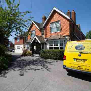 Corner House Hotel Gatwick with Bookable Holiday Parking Hotel Exterior