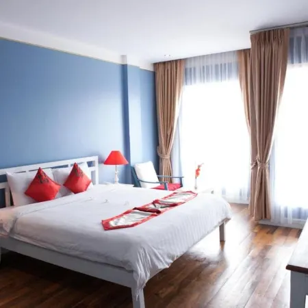 The Frangipani Royal Palace Hotel Отели рядом с достопримечательностью «Ват Оуналом»