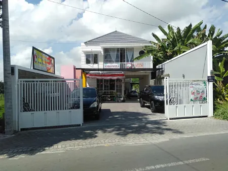 Hotel Lumajang Khayyira Отели рядом с достопримечательностью «Masjid Al-Itqon»