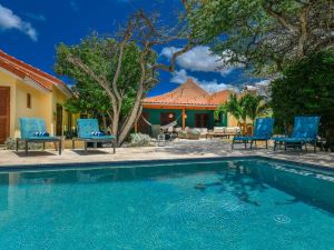 Secluded Villa with Pool3Min to Beachfree Utilities