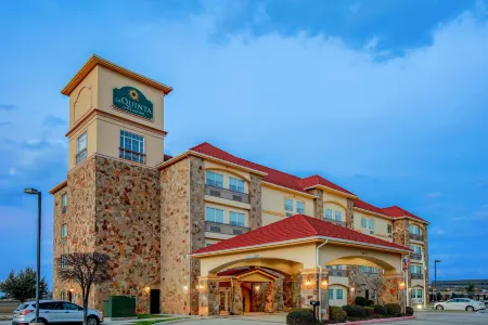 La Quinta Inn & Suites by Wyndham McKinney Отели рядом с достопримечательностью «Парк Фриско Коммонс»