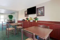 Days Inn & Suites by Wyndham Brandon Amphitheater Hotels in Brandon
