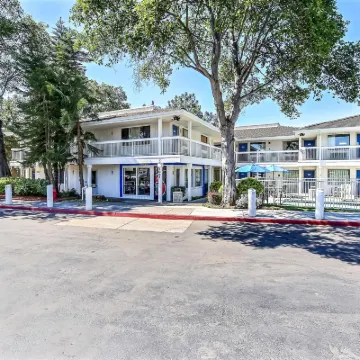 Motel 6 Oakland, CA - Embarcadero Hotels near Oakland Museum of California