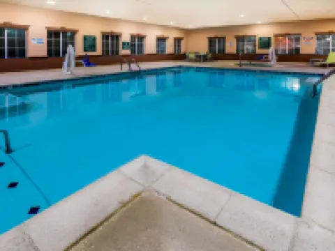 La Quinta Inn & Suites by Wyndham DFW Airport West - Bedford Hotels in Bedford